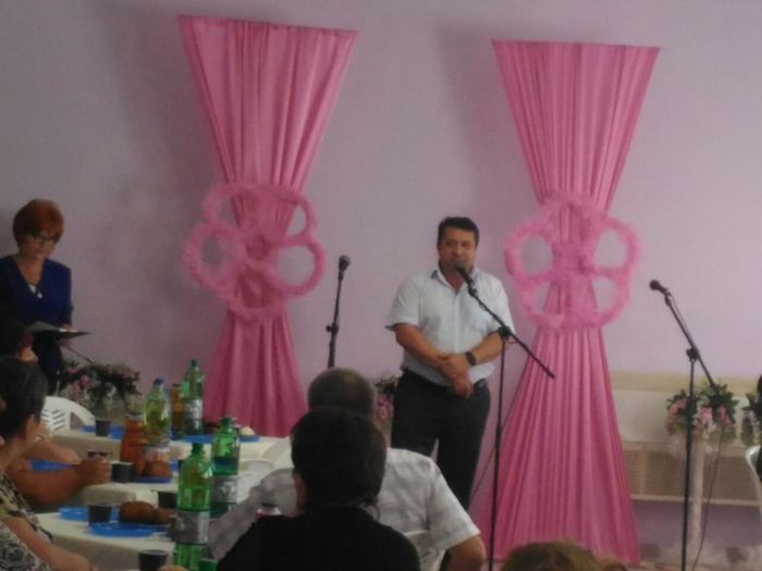Глава Выселковского сельского поселения М.И. Хлыстун поздравляет ветеранов труда с праздником